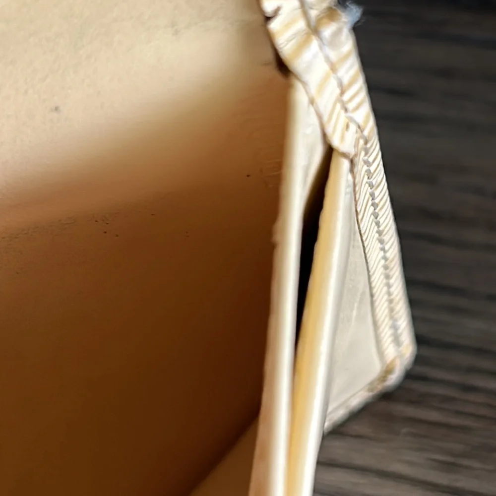 Louis Vuitton Kisslock Epi Wallet